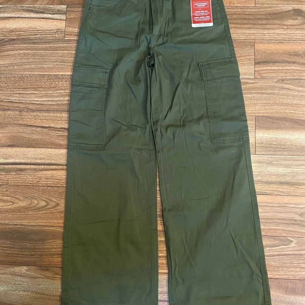 Levi’s Women’s  Olive Cargo Wide Leg Pants Brandnew